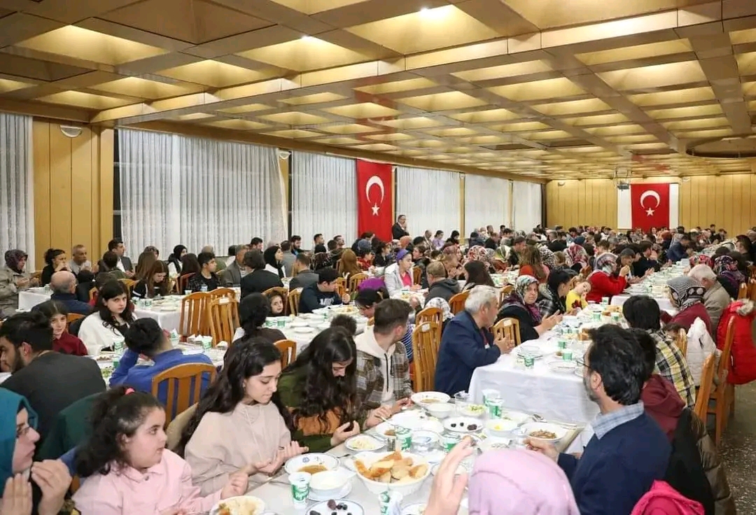 Valilik son iftarı depremzedelere verdi