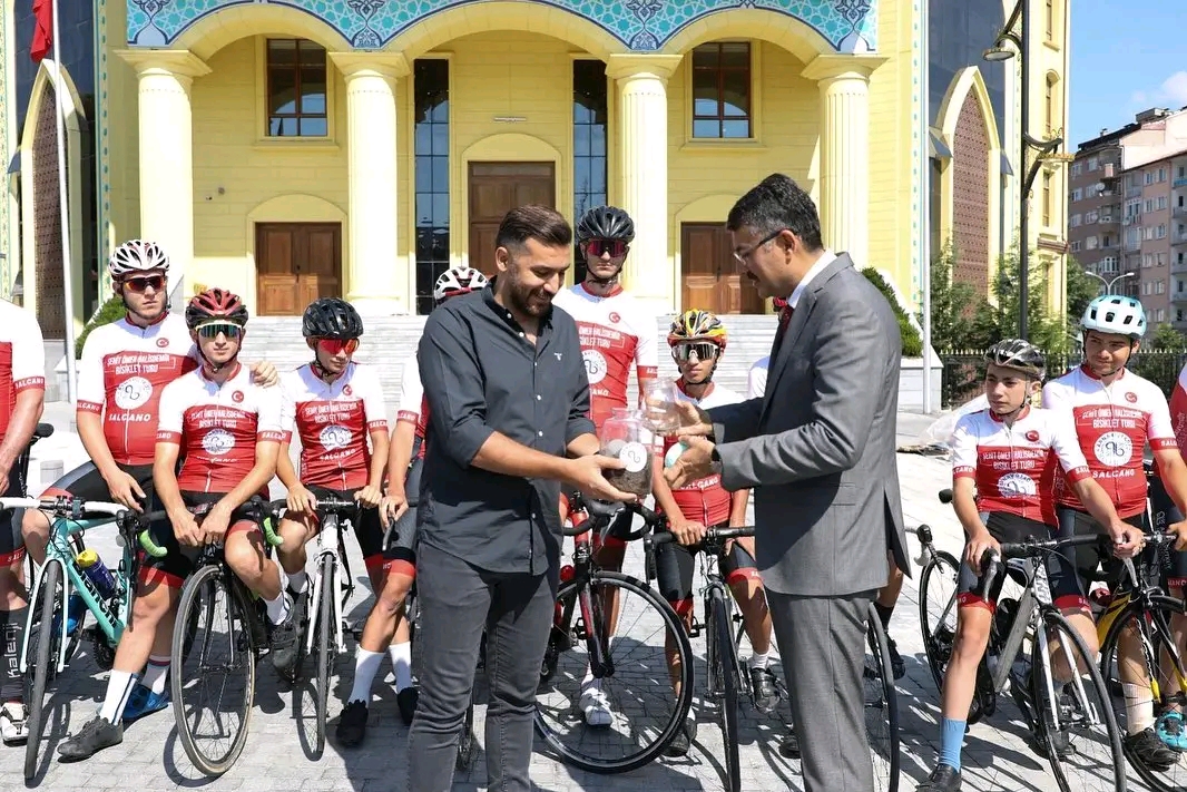 Şehit Ömer Halisdemir Ulusal Bisiklet Turu”na katılan sporcular Kütahya’dan uğurlandı