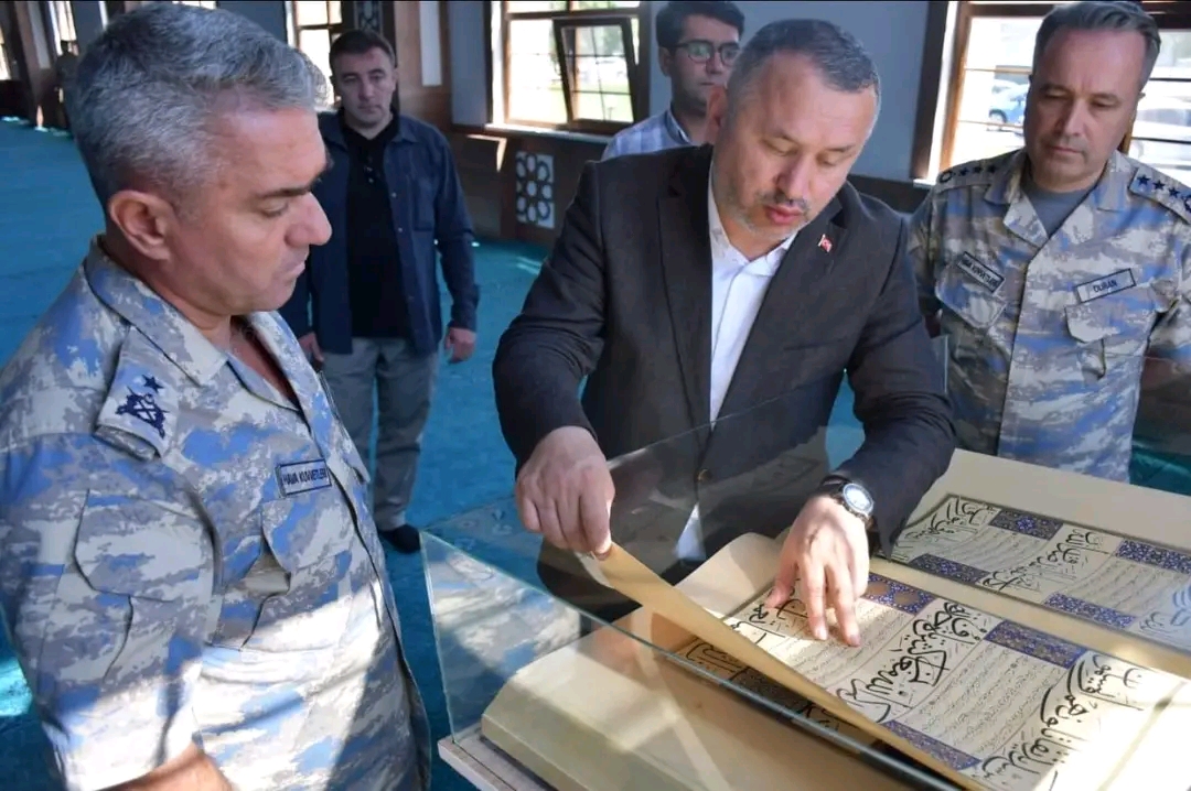 Özel basım Kur'an-ı Kerim , Hava Tugayı Zafer Camii'nde özel yerine kondu