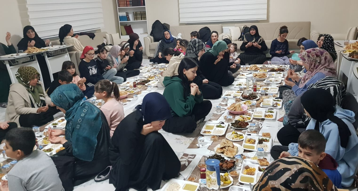 Kur'an Kurslarında depremzedelerle iftar sevinci