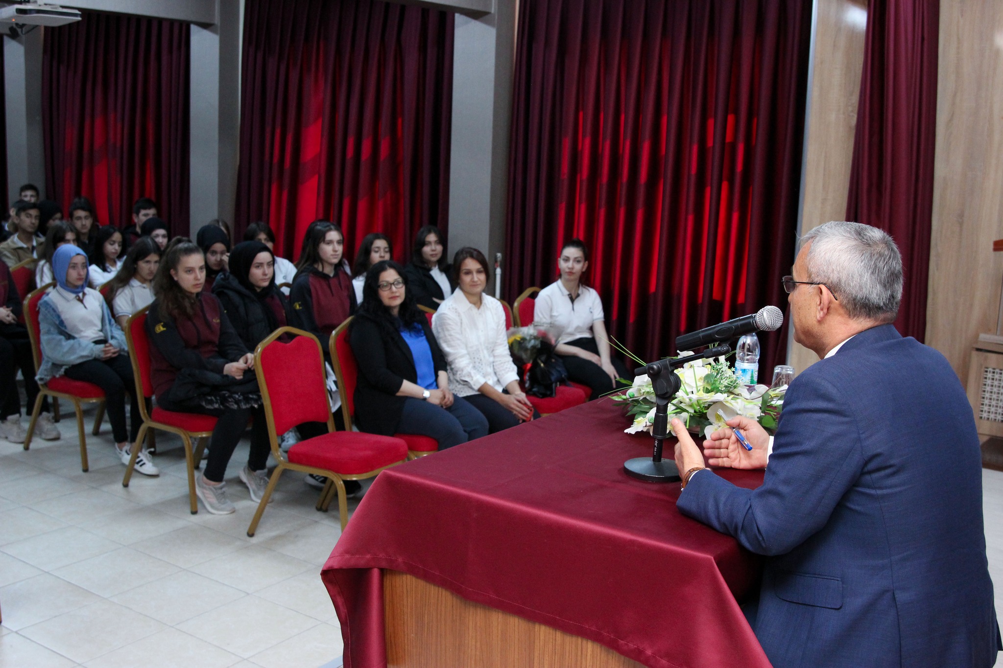  Başkan Işık, Kariyer Günleri'nde Öğrencilerle Buluştu