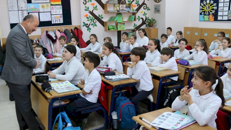 İstiklal Marşını hatasız okuyan öğrencilere tebrik