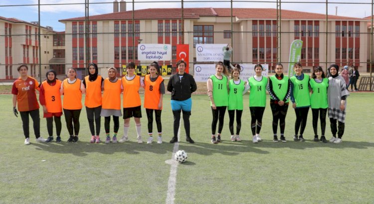 Kadınlar futbol turnuvası DPÜ'de başladı