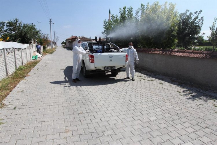 KÖYLERDE SİNEK VE HAŞERE İLAÇLAMA ÇALIŞMALARI SÜRÜYOR