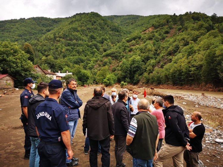 Vali Ali Çelik, koordinasyonu sağlamak üzere sel bölgesinde