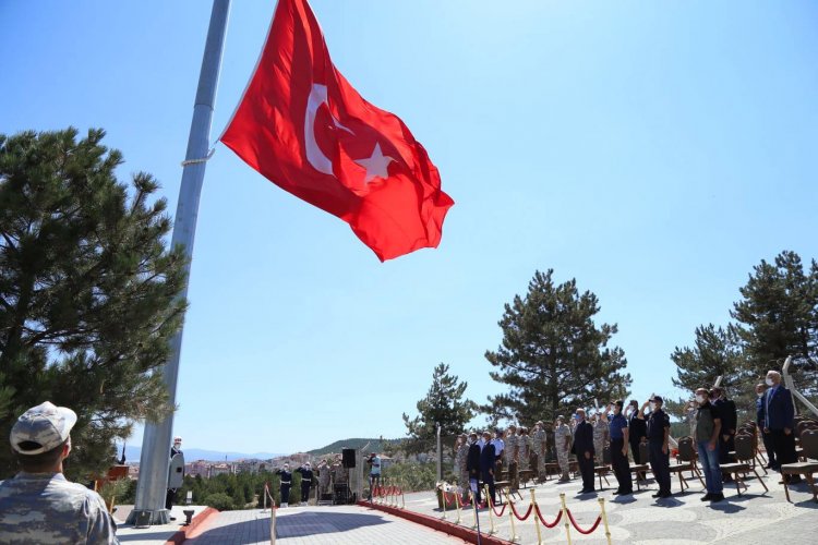 ŞANLI BAYRAĞIMIZ BAYRAK TEPE’DE GÖNDERE ÇEKİLDİ