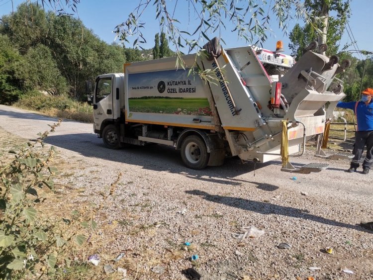 KÖYLERDE ÇÖP TOPLAMA VE SİNEKLE MÜCADELE ÇALIŞMALARI DEVAM EDİYOR