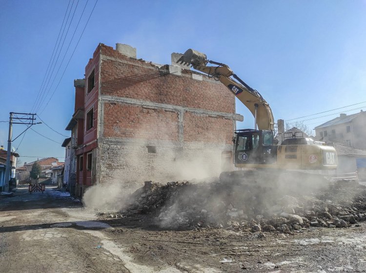 KÜTAHYA'DA METRUK EV YIKIMLARI DEVAM EDİYOR