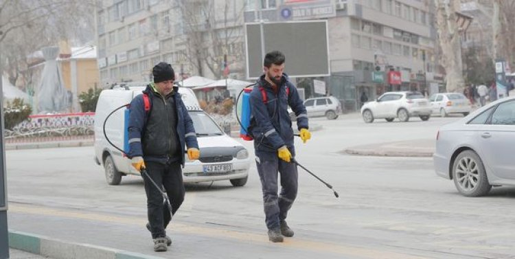 KALDIRIMLARDA BUZLANMAYA KARŞI SOLÜSYON UYGULANDI