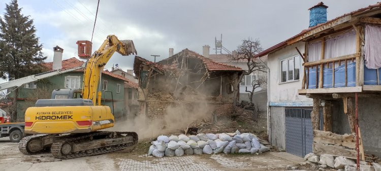 Kütahya'da tehlike oluşturan binalar yıkılıyor