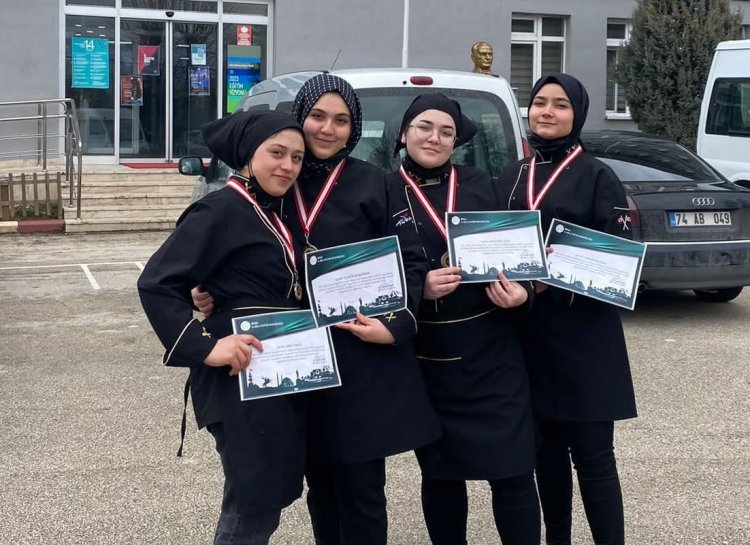 KÜTAHYALI ÖĞRENCİLER YEMEK YARIŞMASINDAN MADALYA İLE DÖNDÜ