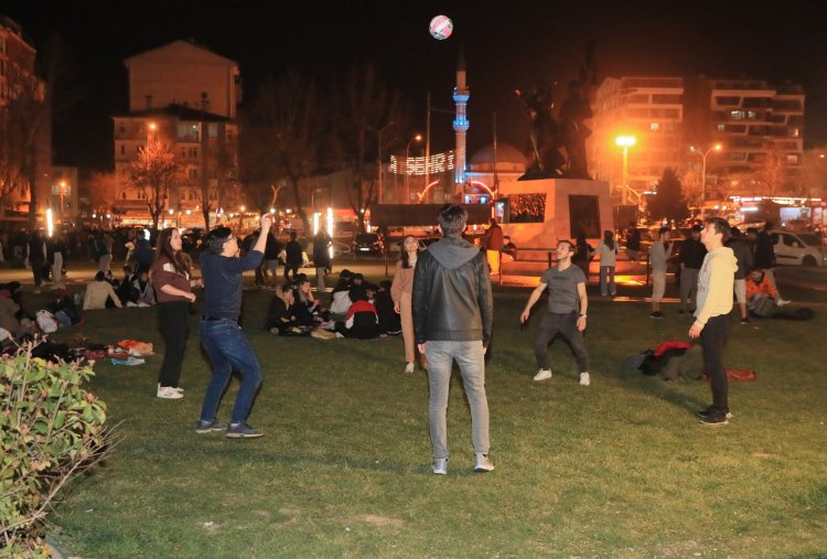 GENÇLER KALDIĞI YERDEN DEVAM