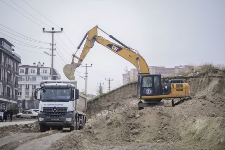 YOL GENİŞLETME ÇALIŞMALARI SÜRÜYOR