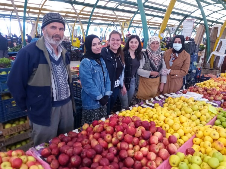 ÜNİVERSİTE ÖĞRENCİLERİ ESNAFA DESTEK OLDU