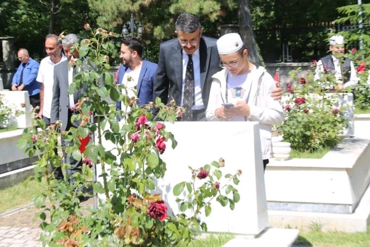 Vali Ali Çelik'ten şehitliklere 15 Temmuz ziyareti