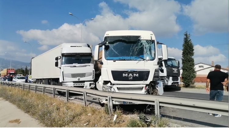 Kütahya'da Tır Kazası Trafiği Kilitledi