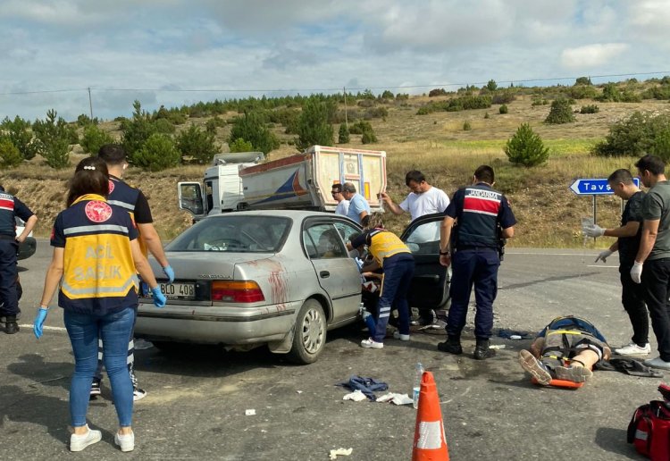 TIR'la otomobil çarpıştı, 5 kişi yaralandı