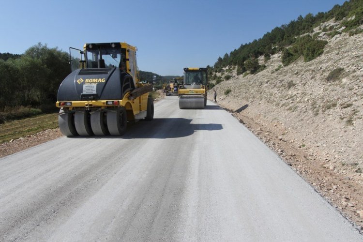 KÖY YOLLARINDA ÇALIŞMA TAM GAZ