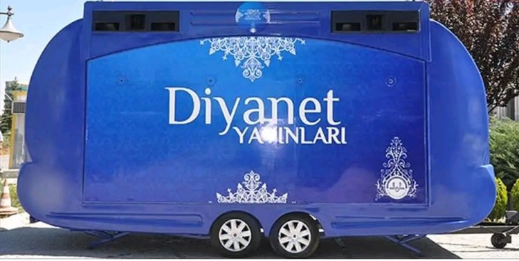 KİTAPSEVERLER , MOBİL YAYIN ARACINDA DİYANET YAYINLARINI ZİYARET EDİYOR. 