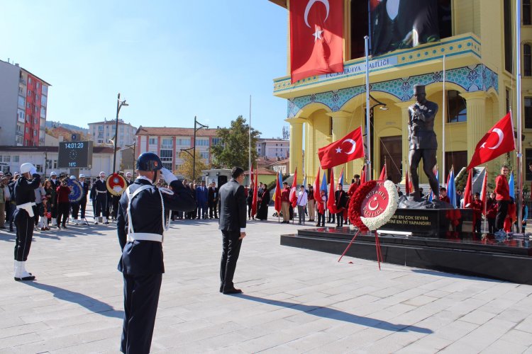 29 Ekim Cumhuriyet Bayramı kutlamaları Çelenk Sunma Töreni ile başladı