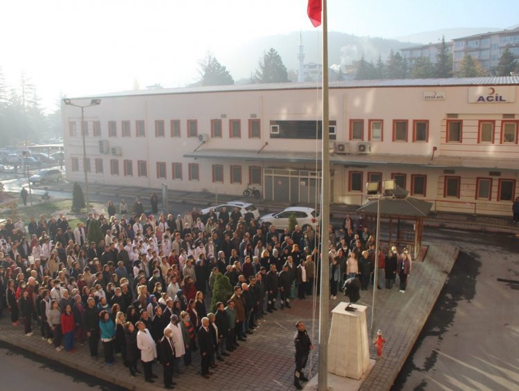 SAĞLIK ÇALIŞANLARINDAN ATA'YA SAYGI DURUŞU