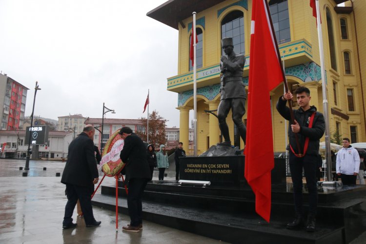 Öğretmenler Atatürk Anıtı'na çelenk sundu