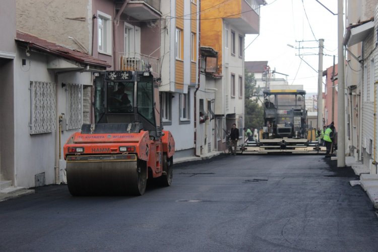 KÜTAHYA'DA ASFALT SERİM ÇALIŞMALARI DEVAM EDİYOR